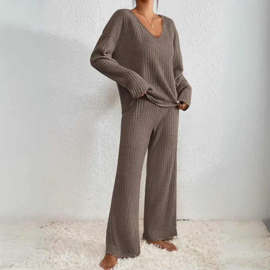 Vivienne - Set din două piese cu pantaloni drepți și top cu decolteu în V