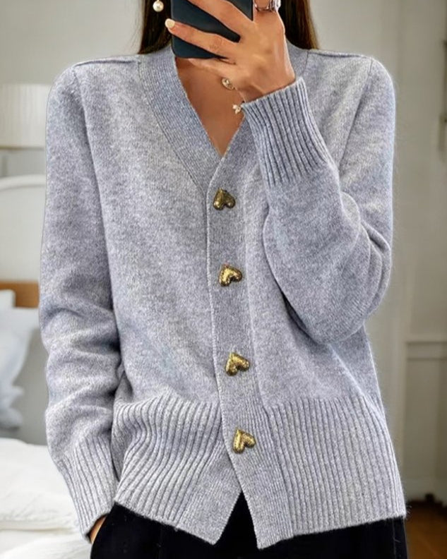 Lidia – Cardigan Tricotat cu Nasturi Inimă